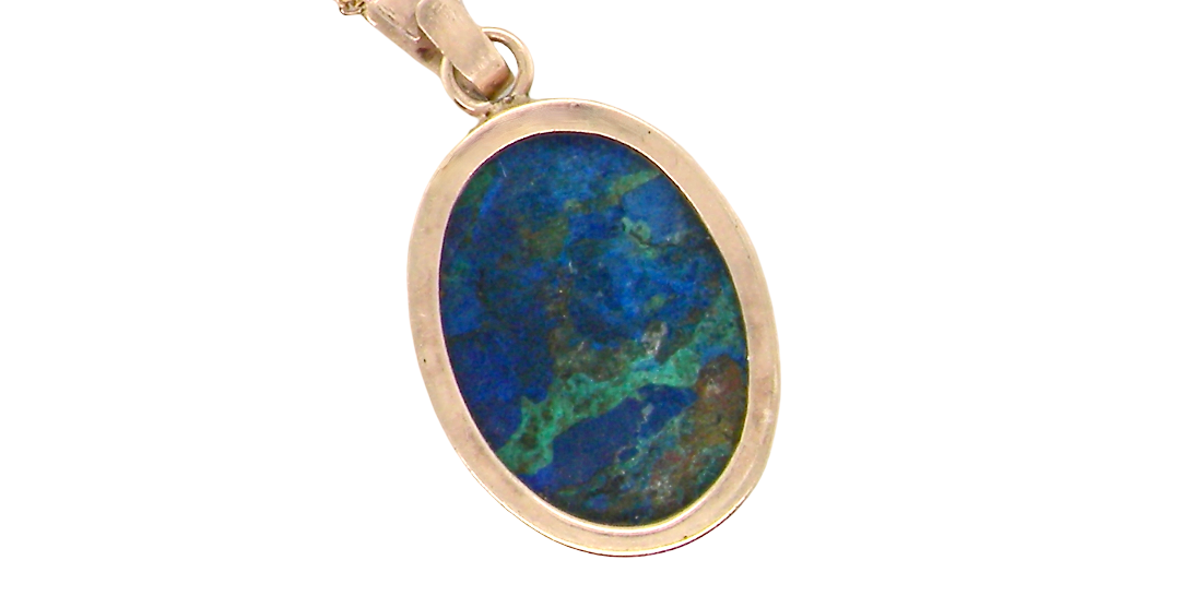 rear An interesting pendant set with an azurmalachite semi precious gem stone. Measures 20x15mm. Gold rim edged setting, with a V shaped bale. (tests as 9 carat gold) 