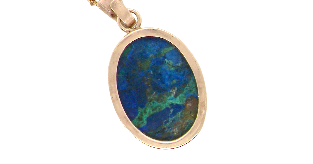 rear An interesting pendant set with an azurmalachite semi precious gem stone. Measures 20x15mm. Gold rim edged setting, with a V shaped bale. (tests as 9 carat gold) 