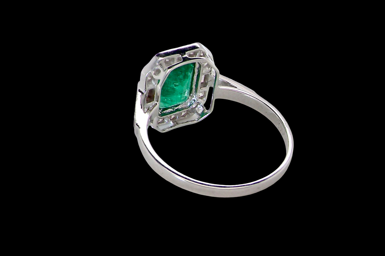 An stunning emerald ring back view