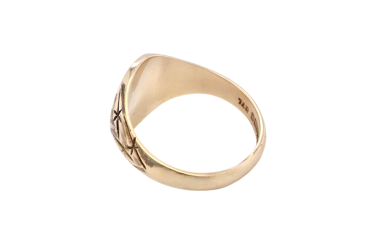 rear An oval shaped gentleman's signet ring. The head is plain, measures 15x13mm, suitable for seal, crest or personalised engraving.