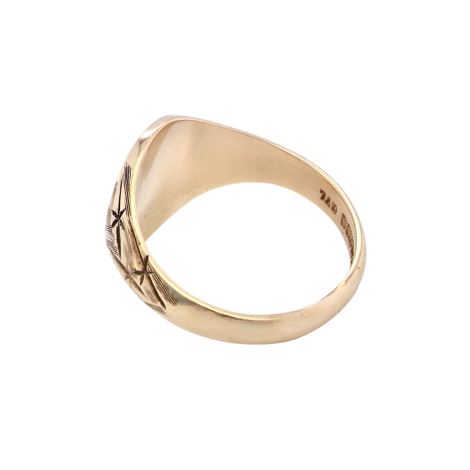 rear An oval shaped gentleman's signet ring. The head is plain, measures 15x13mm, suitable for seal, crest or personalised engraving.