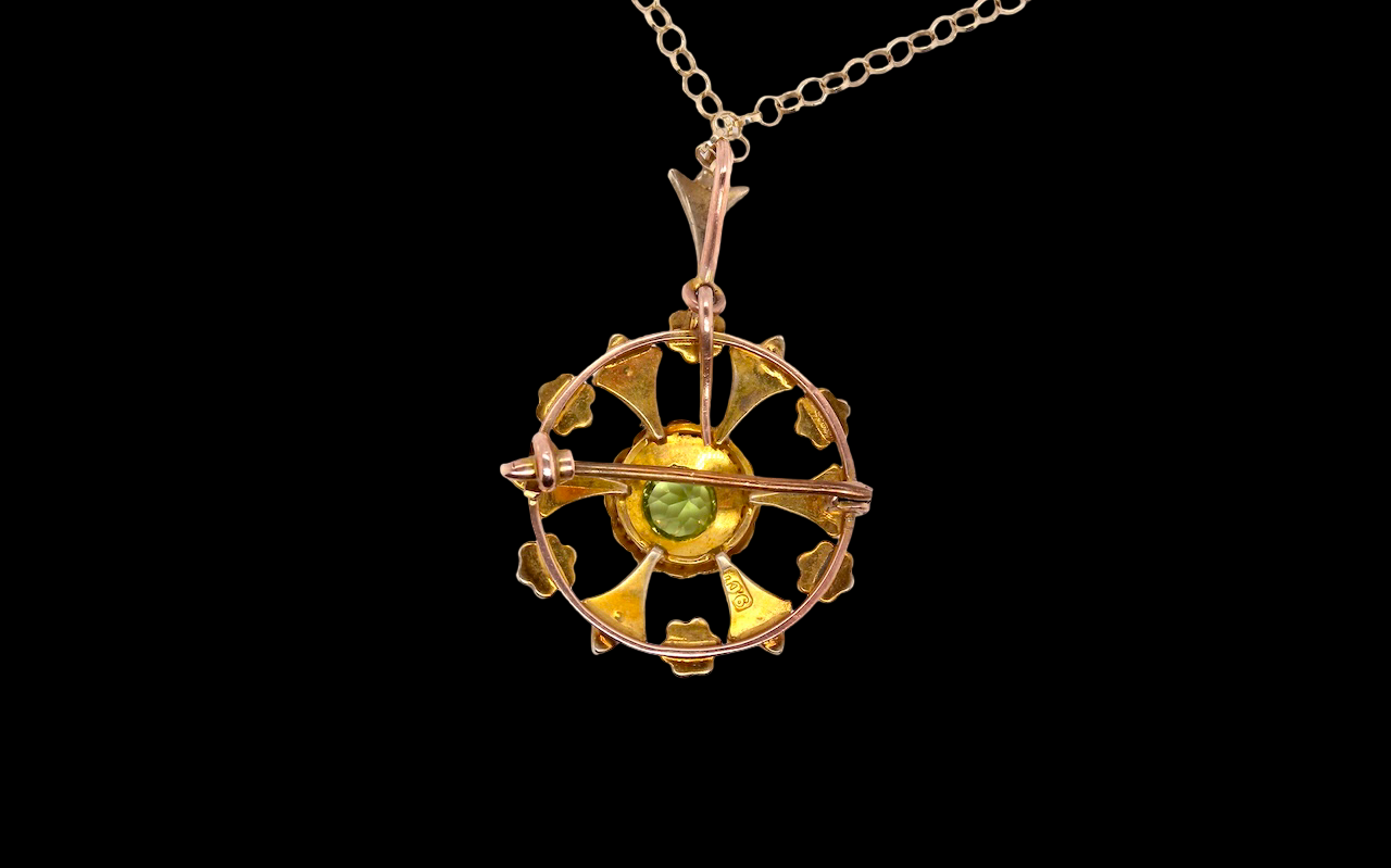 rear This exquisite piece features a 6mm peridot at its centre, framed by a delicate border of fine seed pearls.