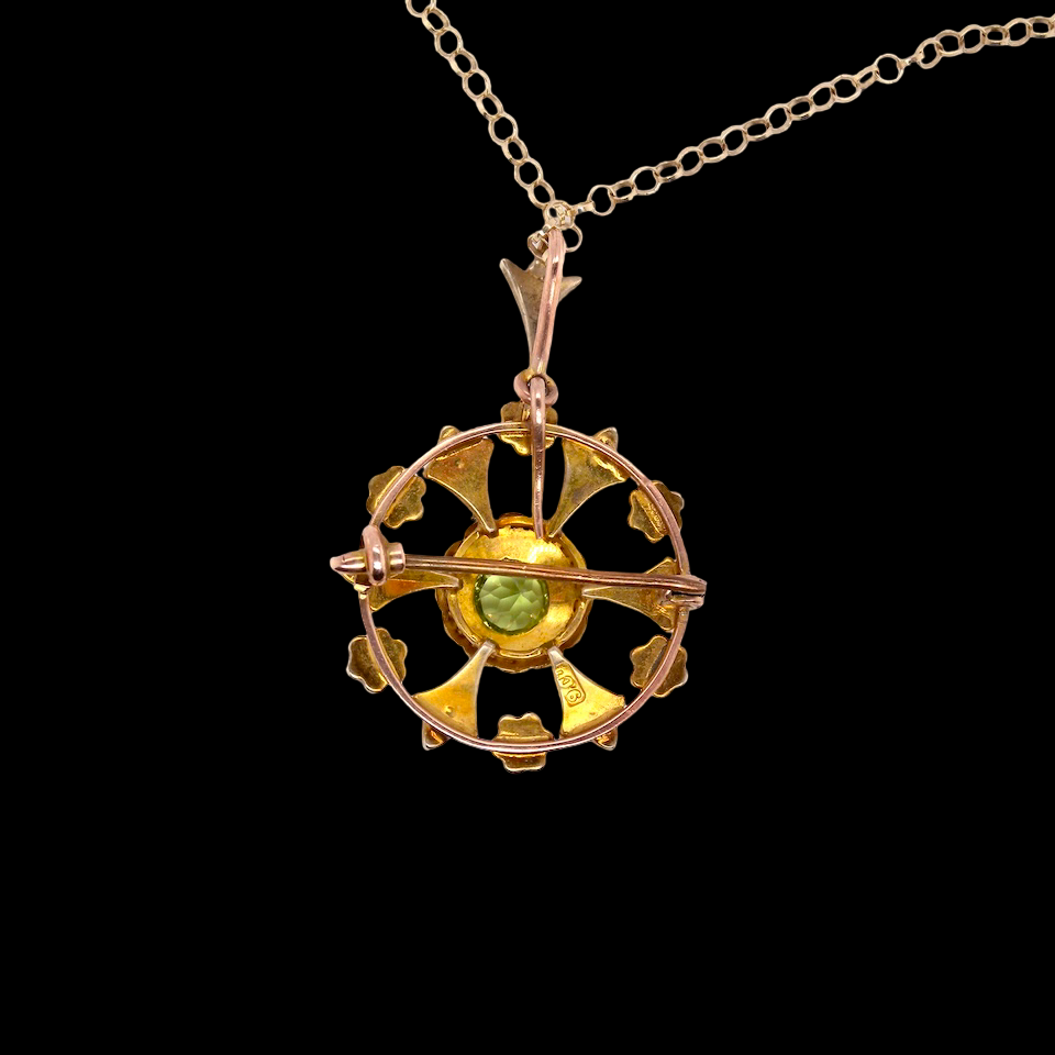 rear This exquisite piece features a 6mm peridot at its centre, framed by a delicate border of fine seed pearls.