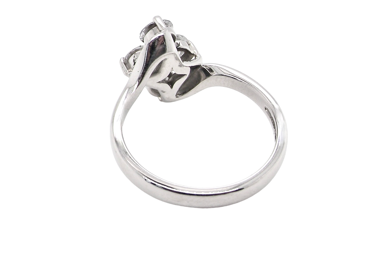 rear This four stone ring features brilliant cut white diamonds, each 4mm (0.25 carats). The total estimated weight is one carat, with a colour rating of G-H and a clarity rating of SI.