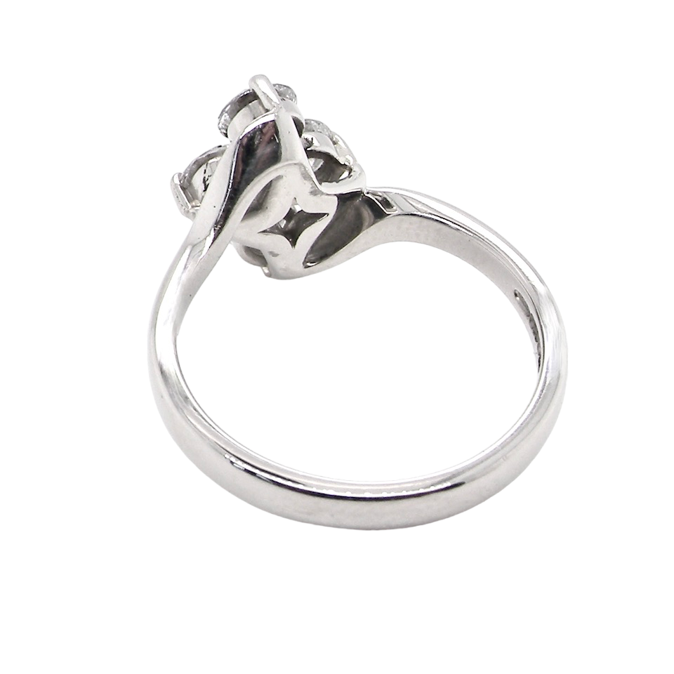 rear This four stone ring features brilliant cut white diamonds, each 4mm (0.25 carats). The total estimated weight is one carat, with a colour rating of G-H and a clarity rating of SI.