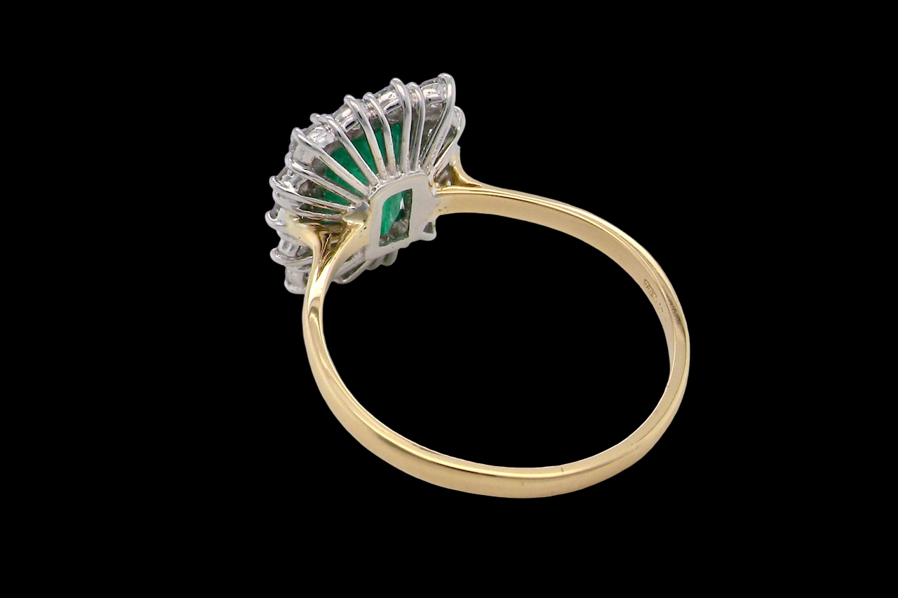 Vintage Emerald & Diamond Cluster Ring – Timeless Elegance (c.1980s)