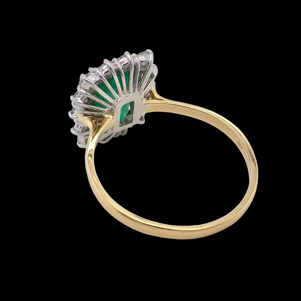 Vintage Emerald & Diamond Cluster Ring – Timeless Elegance (c.1980s)