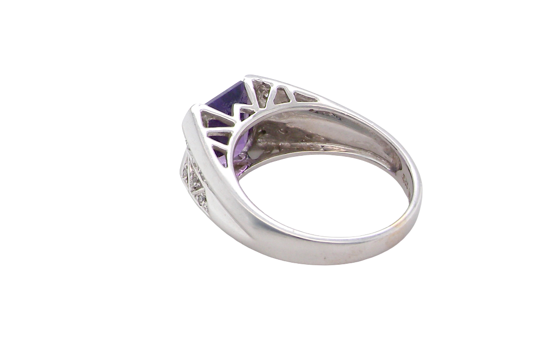 rear beautiful dress ring crafted in 14ct white gold (stamped 585), featuring a stunning rectangular-cut Tanzanite measuring approximately 9 x 7.5mm, estimated at 2.5 carats.