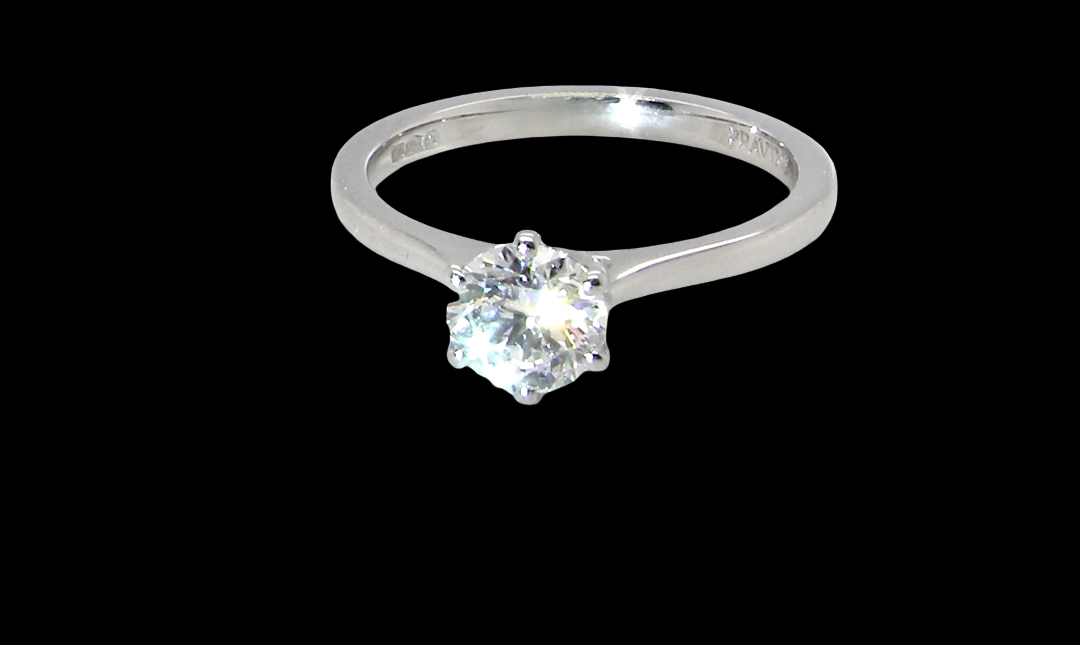 ring is set with a superb GIA-certified brilliant-cut diamond, certificate no. 1383174901, weighing 0.70 carat. The diamond is of exceptional quality, graded D colour and VVS1 clarity, with excellent cut and polish and no fluorescence.