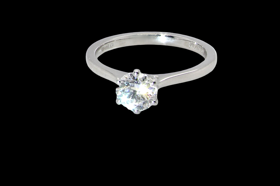 ring is set with a superb GIA-certified brilliant-cut diamond, certificate no. 1383174901, weighing 0.70 carat. The diamond is of exceptional quality, graded D colour and VVS1 clarity, with excellent cut and polish and no fluorescence.
