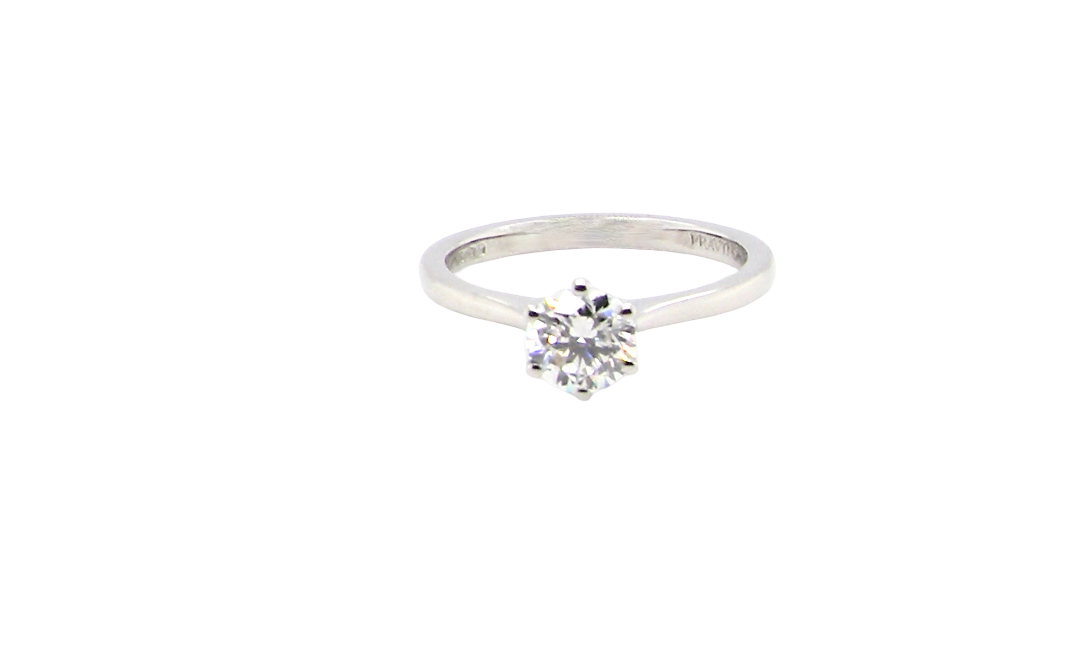 ring is set with a superb GIA-certified brilliant-cut diamond, certificate no. 1383174901, weighing 0.70 carat. The diamond is of exceptional quality, graded D colour and VVS1 clarity, with excellent cut and polish and no fluorescence. Measurements: 5.48 x 5.67mm.