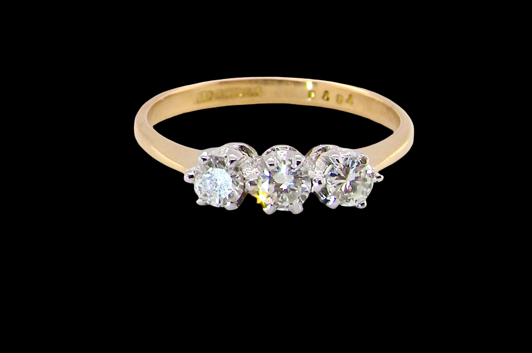 ring is set with three brilliant cut white diamonds, each 3mm diameter. (total estimated at 0.30 carats) Colour h-j, clarity Si.