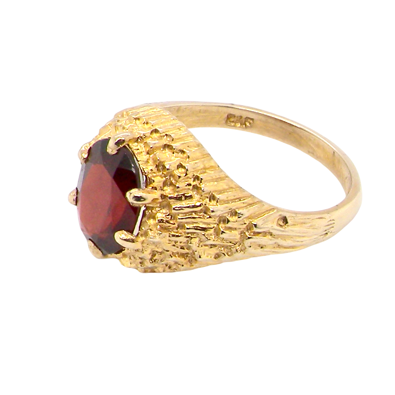 side A 1970s dress ring set with an oval garnet stone. This measures 10x8mm and claw set.