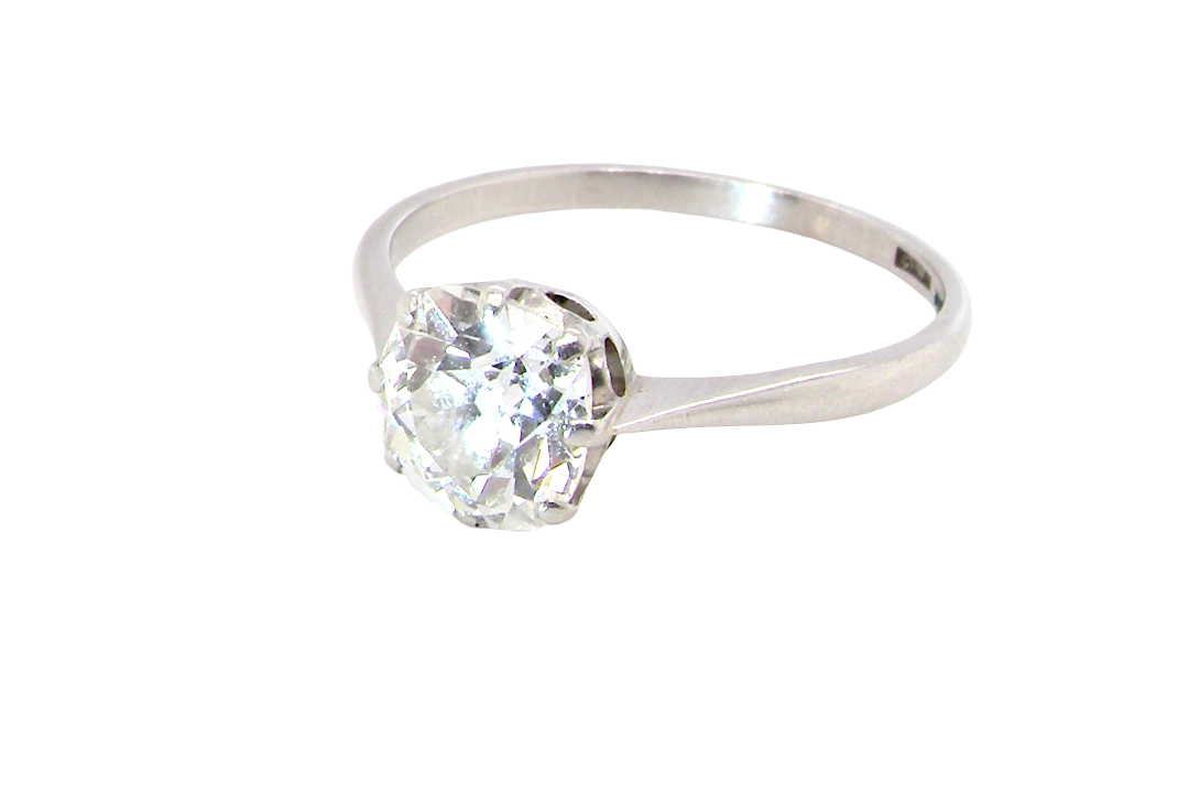 side A beautiful and timeless vintage solitaire dating from the 1930s, crafted in platinum and set with a stunning old brilliant-cut diamond.