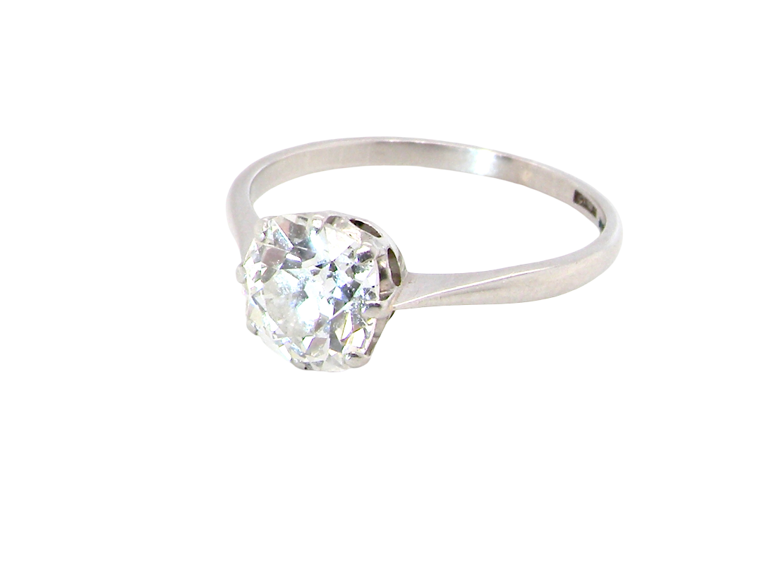 side A beautiful and timeless vintage solitaire dating from the 1930s, crafted in platinum and set with a stunning old brilliant-cut diamond.