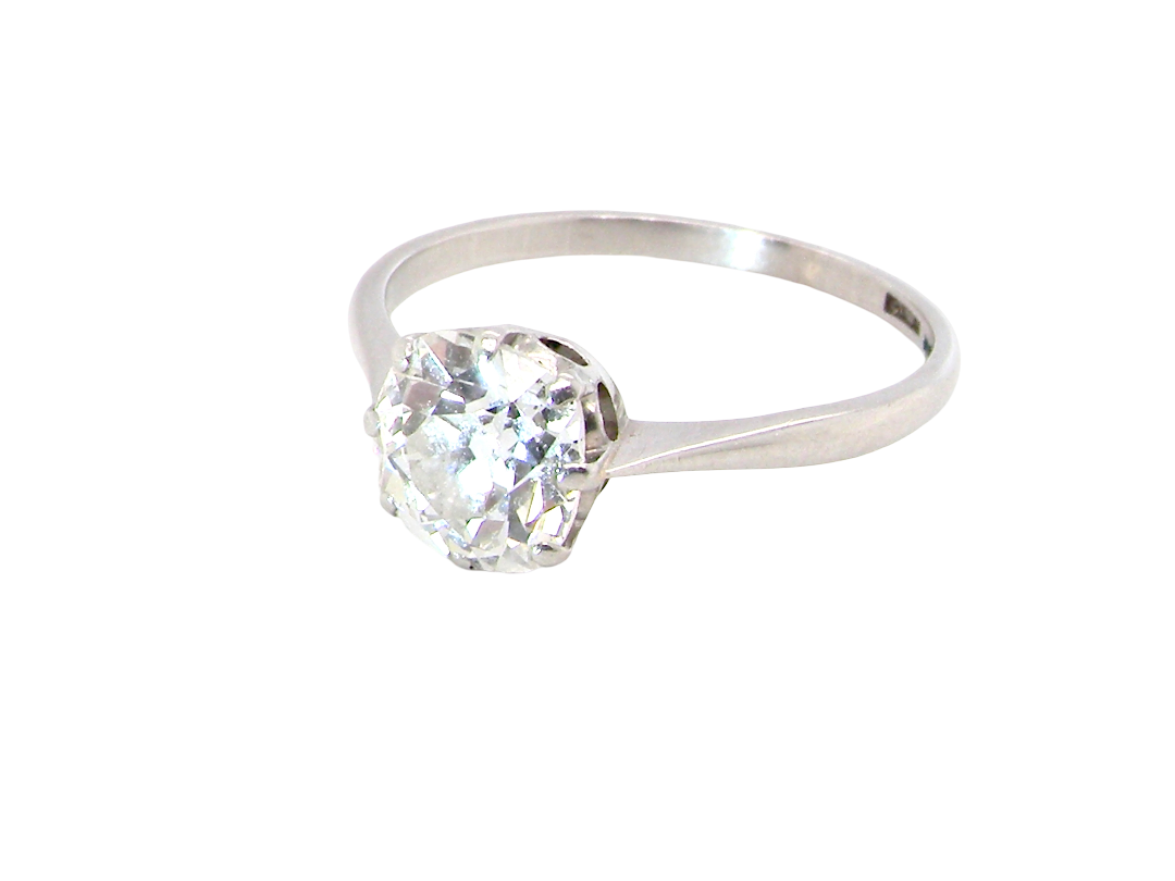 side A beautiful and timeless vintage solitaire dating from the 1930s, crafted in platinum and set with a stunning old brilliant-cut diamond.