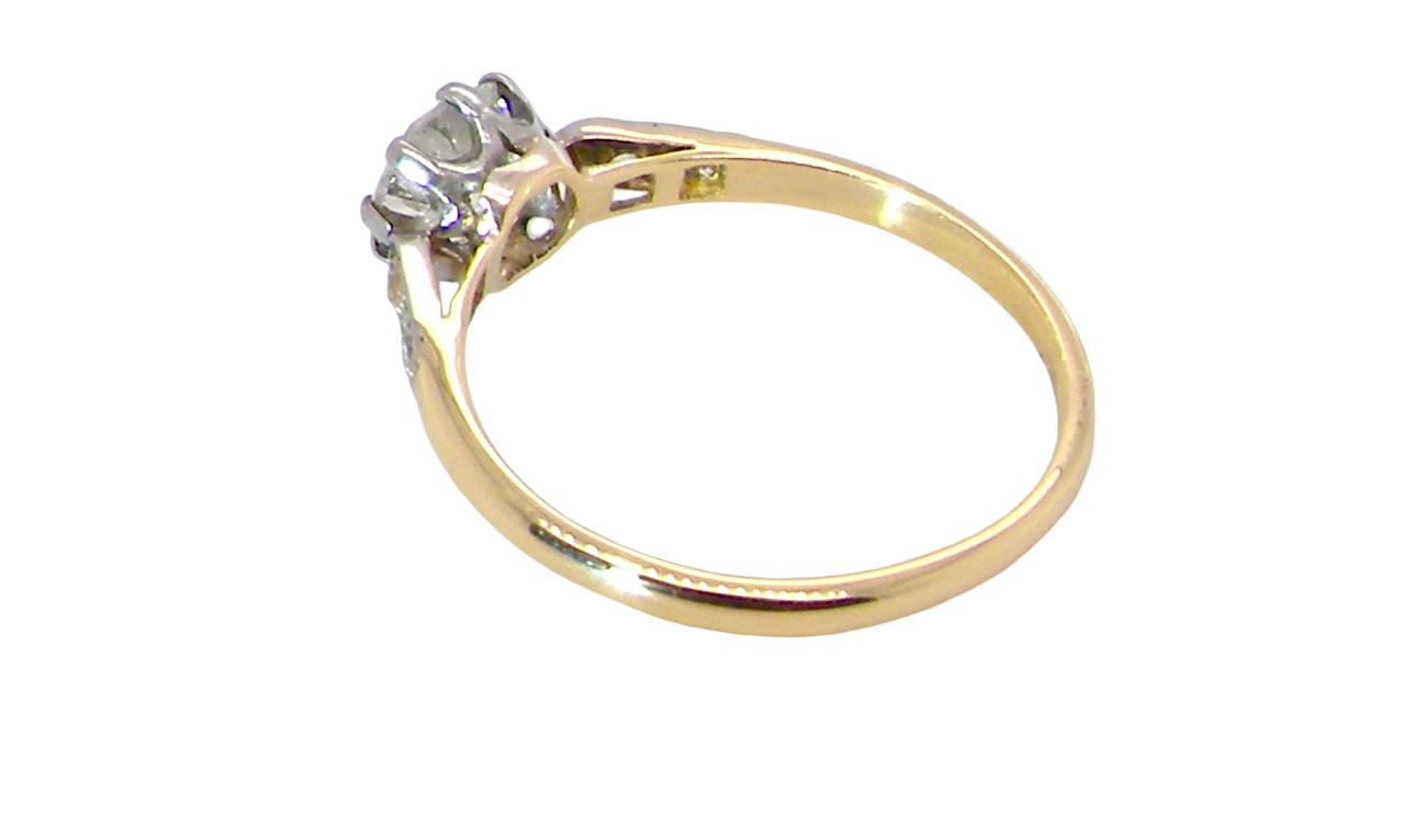 side A beautifully elegant vintage solitaire ring dating to the 1930s, showcasing a classic old brilliant-cut white diamond.
The centre diamond measures approximately 6.2mm