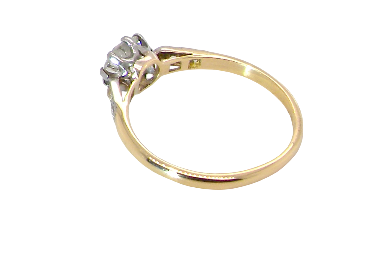 side A beautifully elegant vintage solitaire ring dating to the 1930s, showcasing a classic old brilliant-cut white diamond.
The centre diamond measures approximately 6.2mm