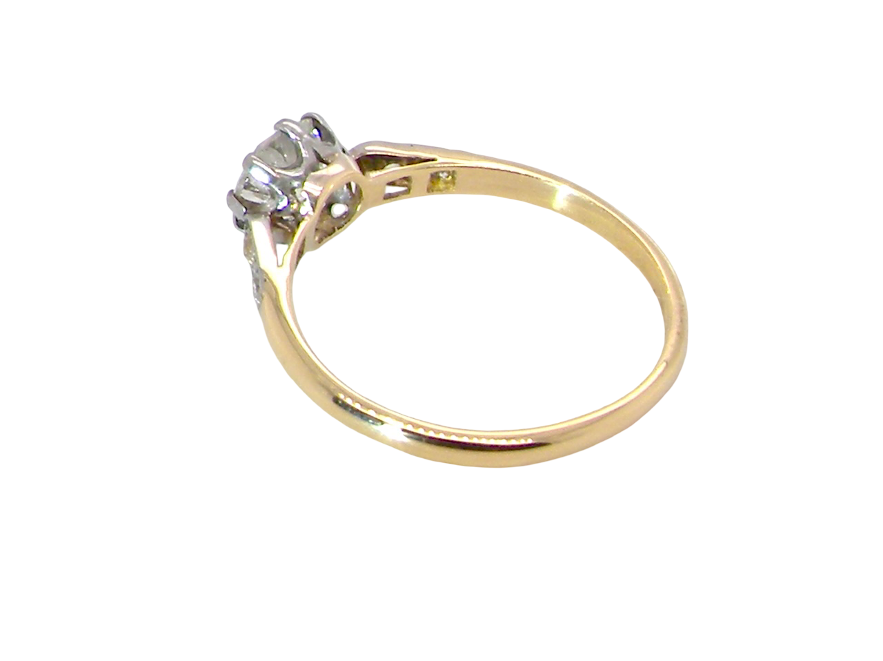 side A beautifully elegant vintage solitaire ring dating to the 1930s, showcasing a classic old brilliant-cut white diamond.
The centre diamond measures approximately 6.2mm