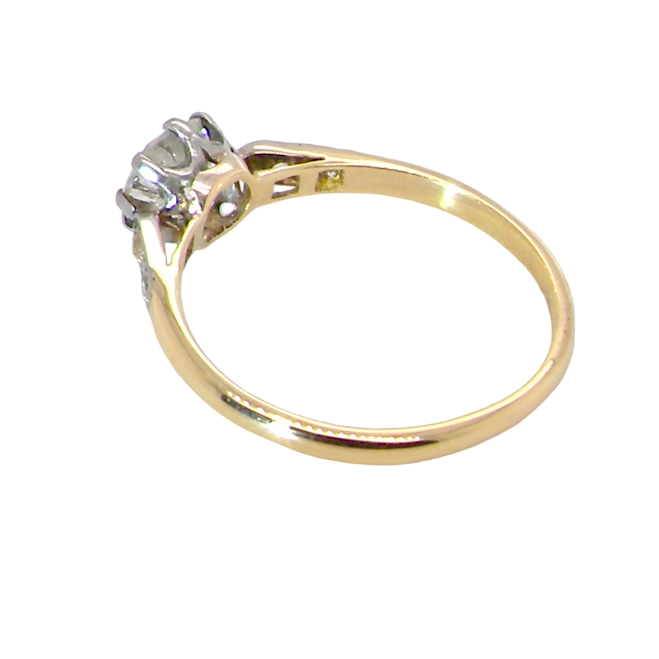 side A beautifully elegant vintage solitaire ring dating to the 1930s, showcasing a classic old brilliant-cut white diamond.
The centre diamond measures approximately 6.2mm