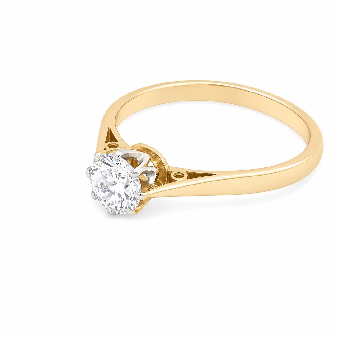 side A fine solitaire ring set with a brilliant cut white diamond.
Certificated and therefore the description is confirmed. Size 5.5x5.2mm, 0.70 carats. Colour G, clarity Si1.