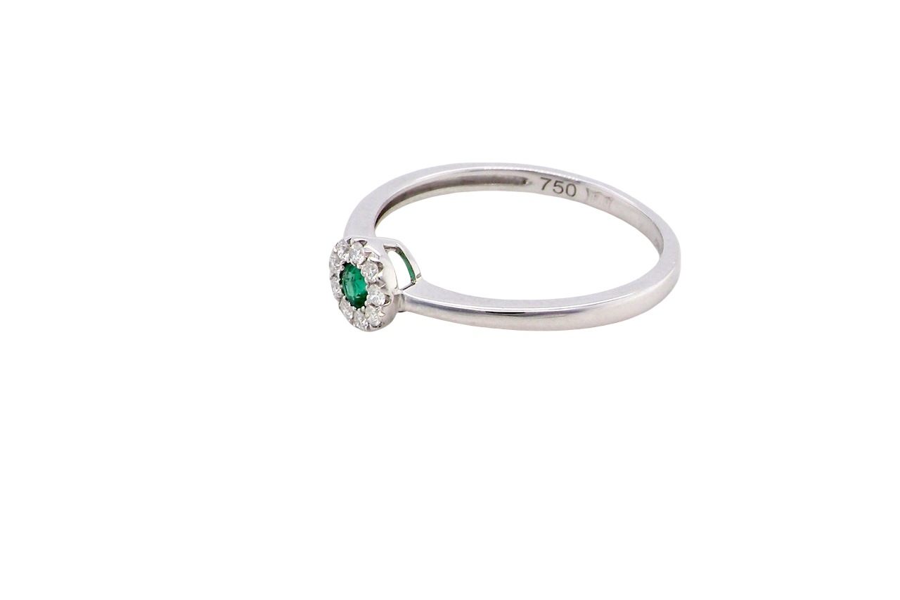 side A mini cluster fashioned in 18 carat white gold. The round emerald measures 2.7mm (0.05 carats) 