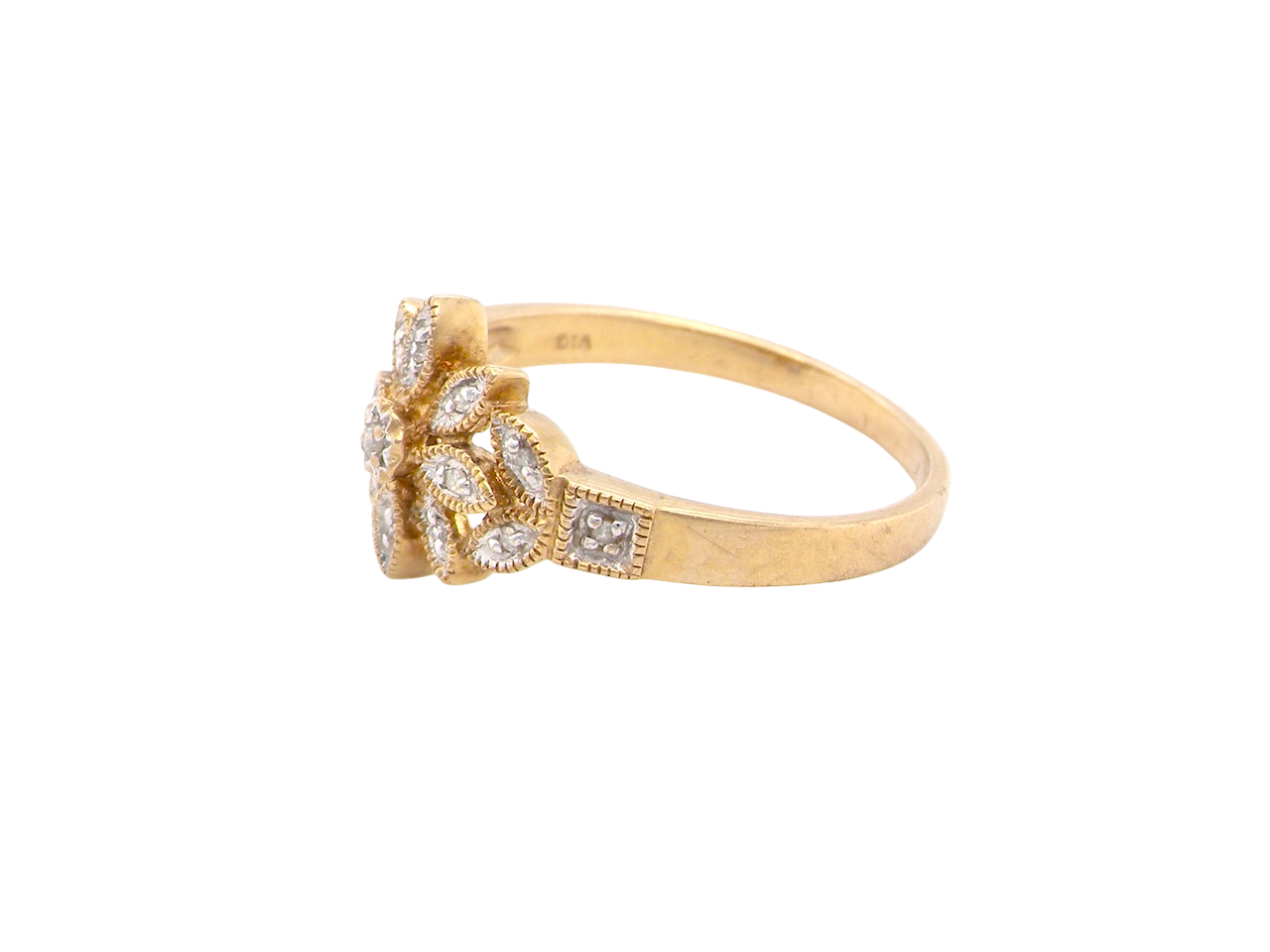 A pretty Diamond cluster ring