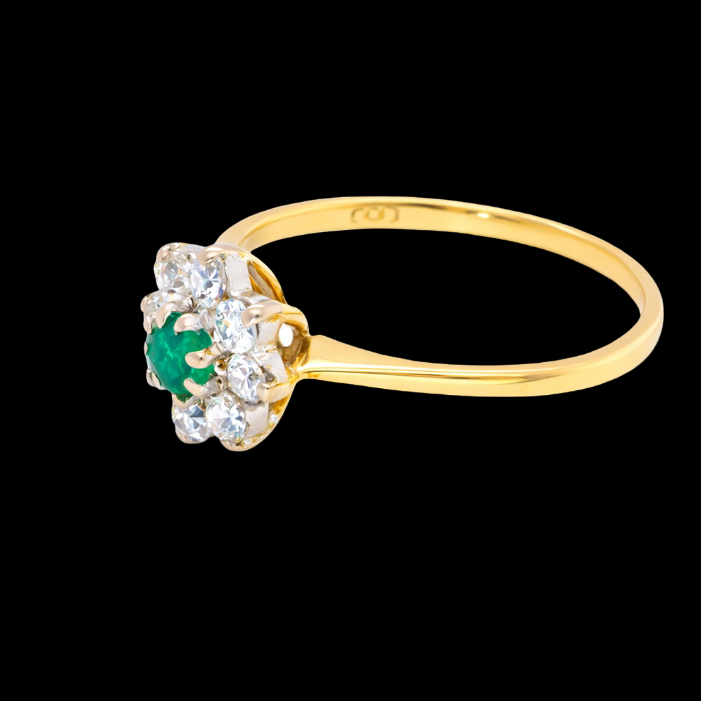 side A pretty cluster ring that features to the centre a round emerald