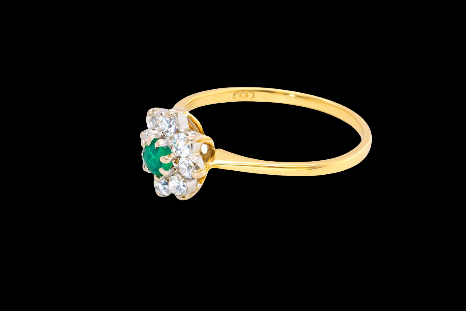 side A pretty cluster ring that features to the centre a round emerald