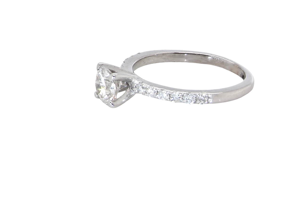 side A stunning 14-carat white gold* solitaire ring featuring a brilliant-cut white diamond.