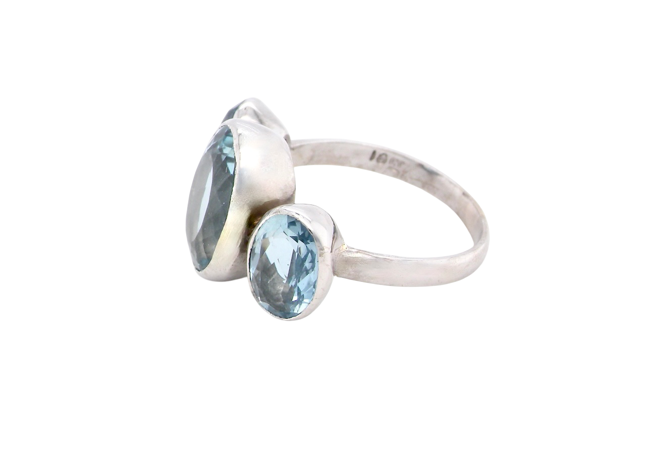 A stunning Aquamarine dress ring