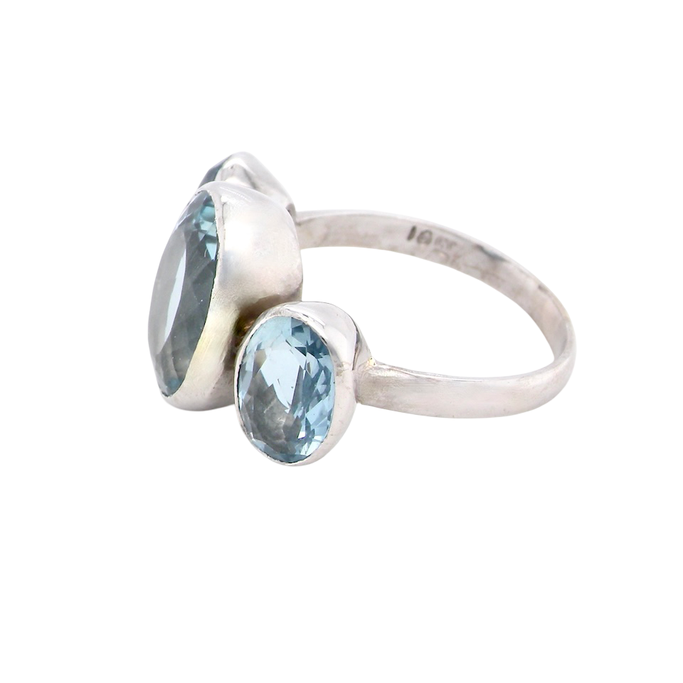 A stunning Aquamarine dress ring