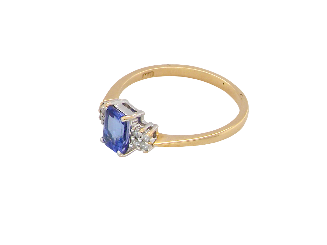 side A three stone 18 carat gold ring. Features a rectangular tanzanite centre stone 6x4mm (est 0.50 carats)