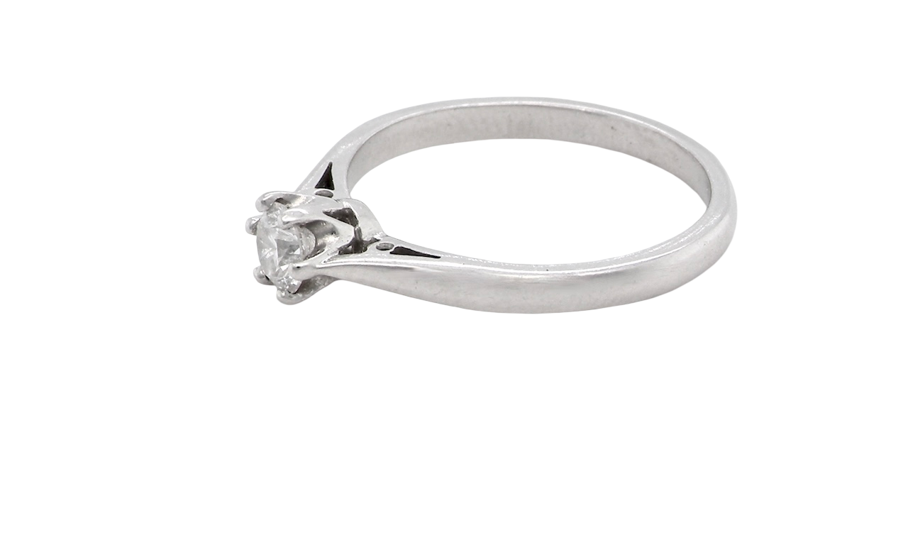 side A timeless and elegant solitaire ring set with a brilliant-cut white diamond