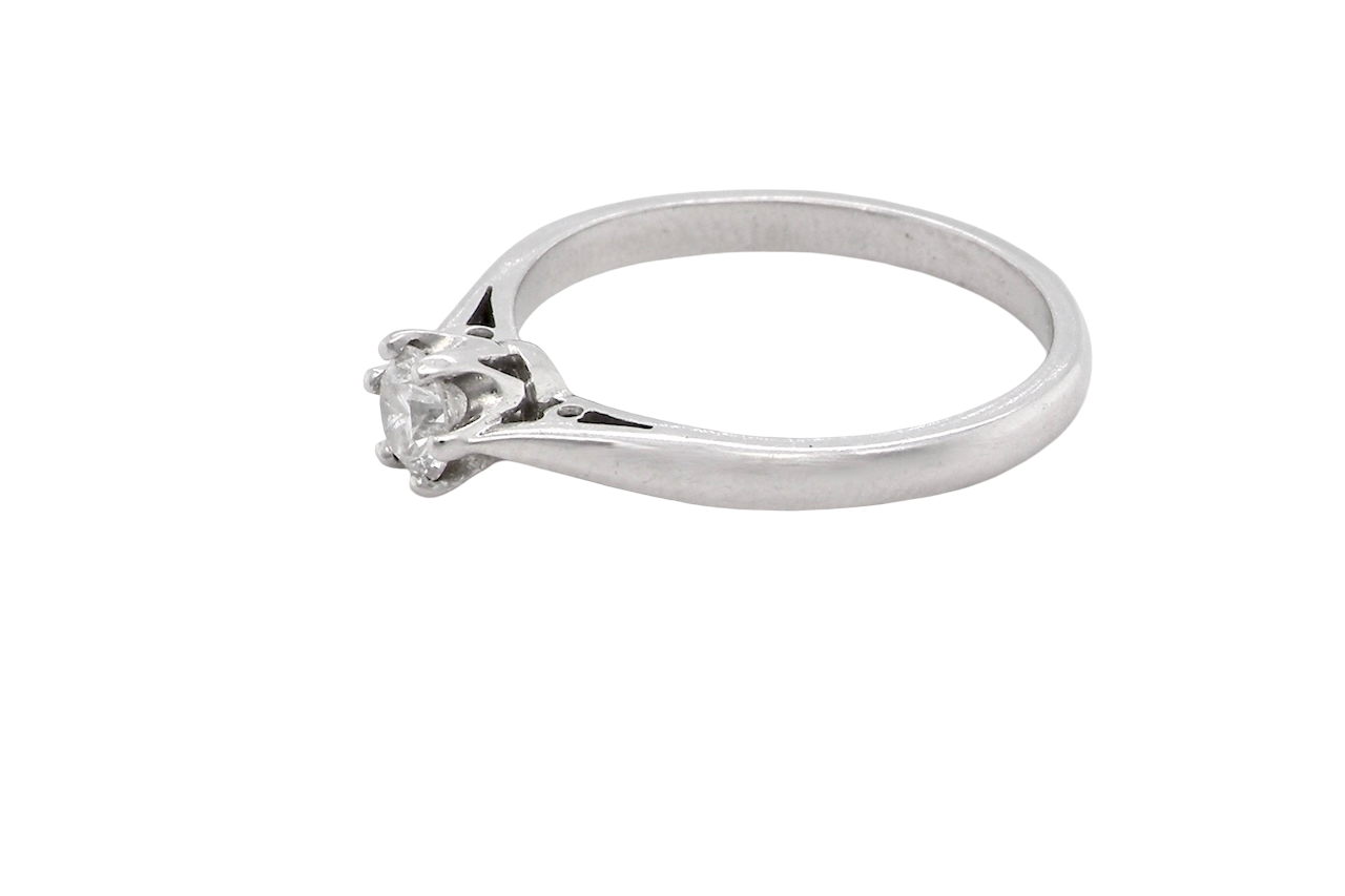side A timeless and elegant solitaire ring set with a brilliant-cut white diamond