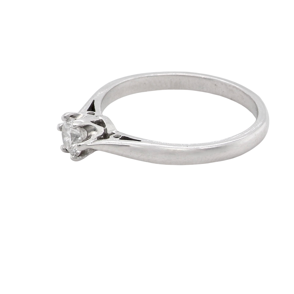 side A timeless and elegant solitaire ring set with a brilliant-cut white diamond