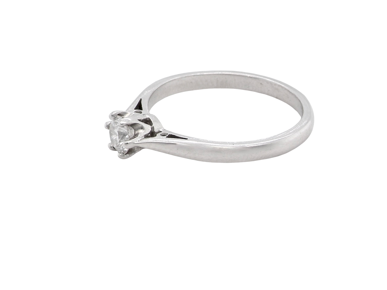 side A timeless and elegant solitaire ring set with a brilliant-cut white diamond
