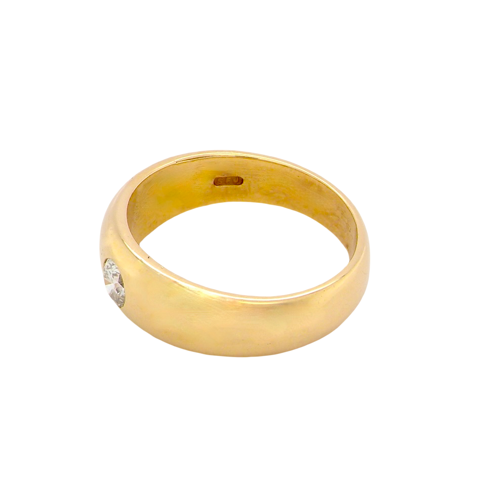side A very heavy and substantial 18 carat gold gentleman’s ring, weighing just over 12 grams.