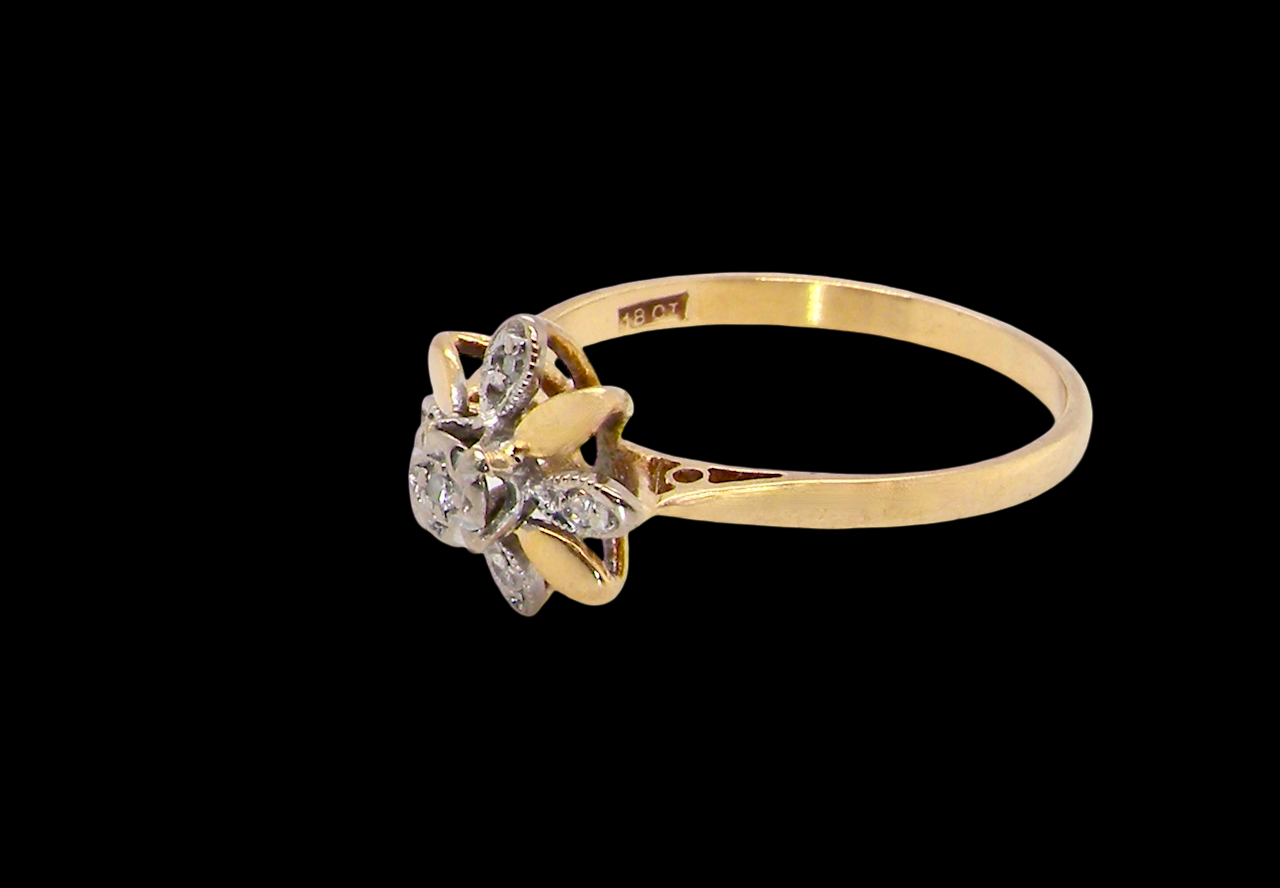 side A very pretty cluster ring, a design from the 1950s. Its daisy style was popular during this period, and set with five small white diamonds (total est. 0.05 carats) set into platinum.