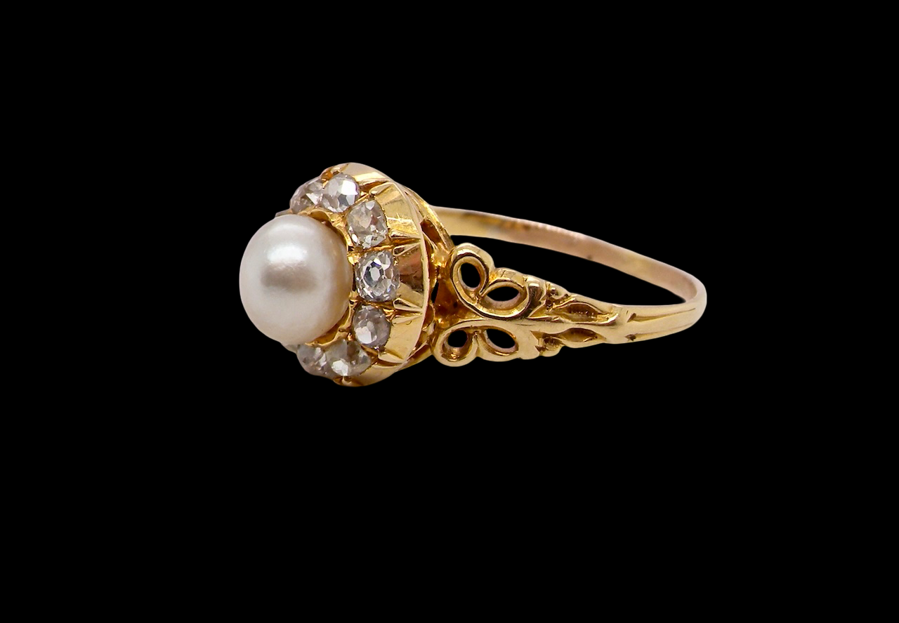 side A very pretty cluster ring set with a central cultured pearl
