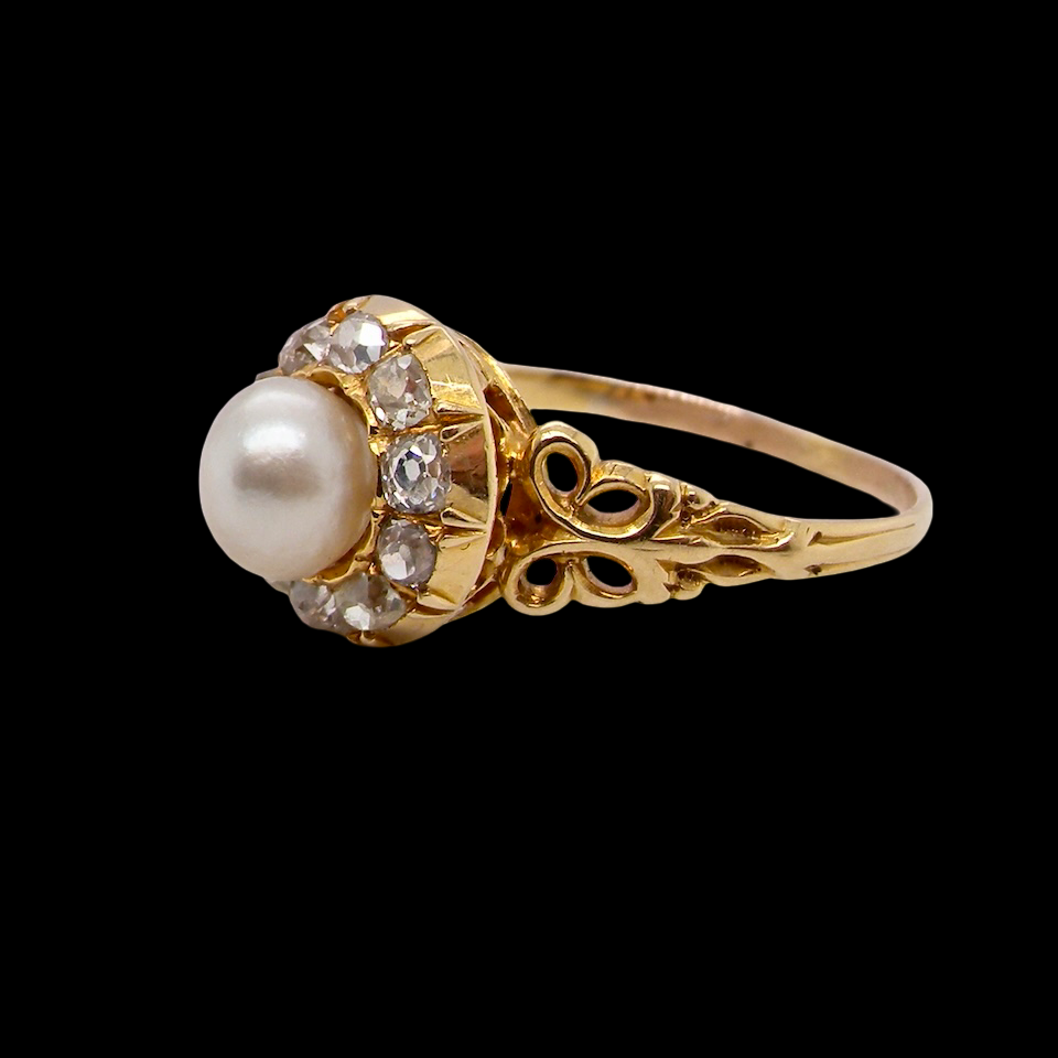 side A very pretty cluster ring set with a central cultured pearl