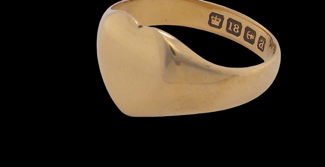 side A very unusual signet ring, hallmarked in Birmingham in 1900.
The head is heart shaped and measures 11x10mm.