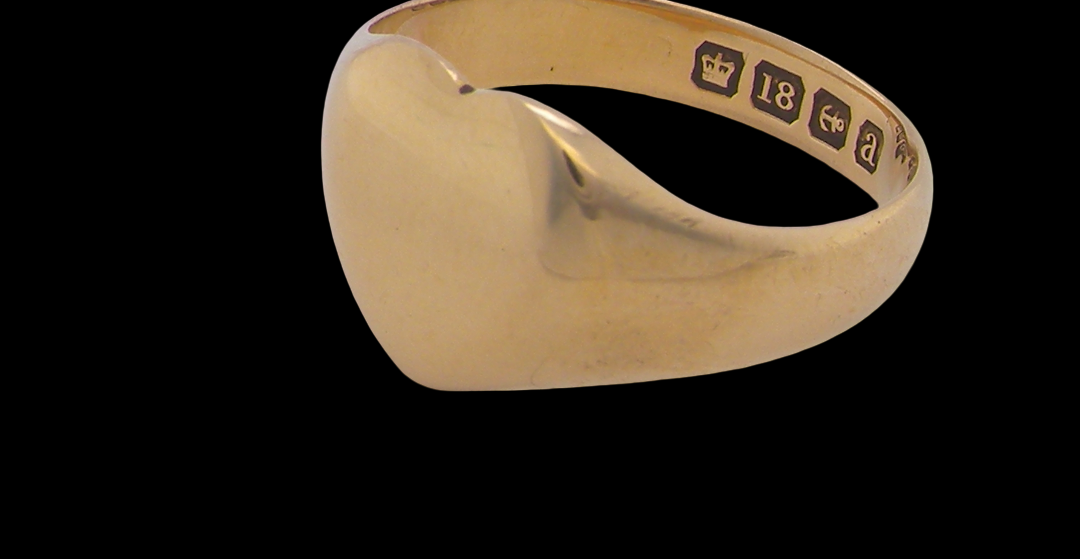 side A very unusual signet ring, hallmarked in Birmingham in 1900.
The head is heart shaped and measures 11x10mm.