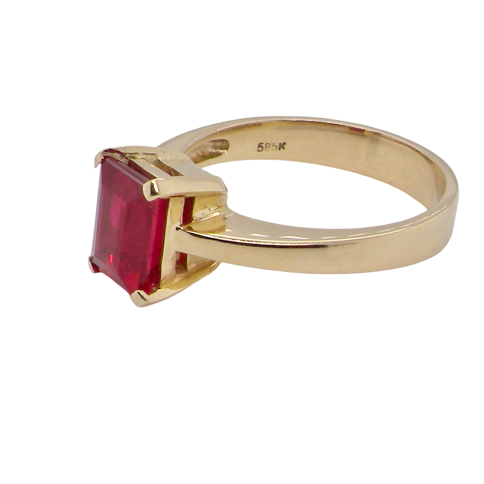 side An impressive solitaire ring set with a rectangular cut red spinel stone. Measures 8x6mm.