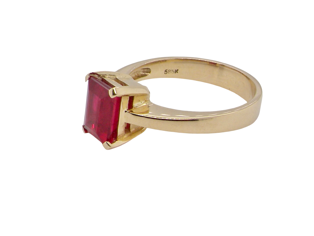 side An impressive solitaire ring set with a rectangular cut red spinel stone. Measures 8x6mm.