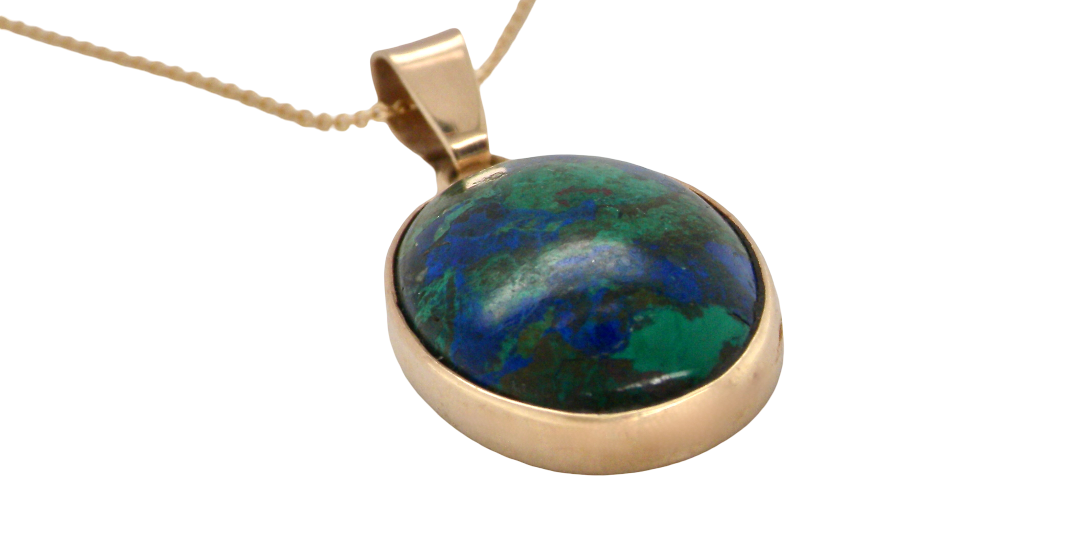 side An interesting pendant set with an azurmalachite semi precious gem stone. Measures 20x15mm. Gold rim edged setting, with a V shaped bale. (tests as 9 carat gold) 