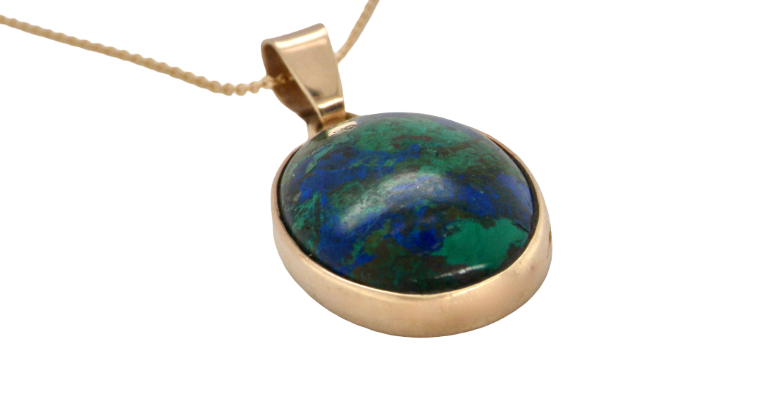 side An interesting pendant set with an azurmalachite semi precious gem stone. Measures 20x15mm. Gold rim edged setting, with a V shaped bale. (tests as 9 carat gold) 
