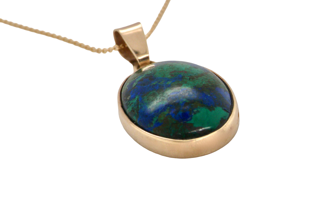 side An interesting pendant set with an azurmalachite semi precious gem stone. Measures 20x15mm. Gold rim edged setting, with a V shaped bale. (tests as 9 carat gold) 