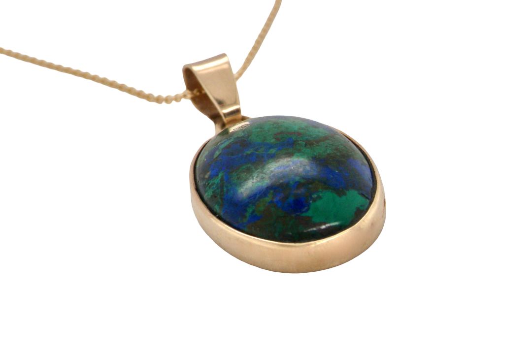 side An interesting pendant set with an azurmalachite semi precious gem stone. Measures 20x15mm. Gold rim edged setting, with a V shaped bale. (tests as 9 carat gold) 