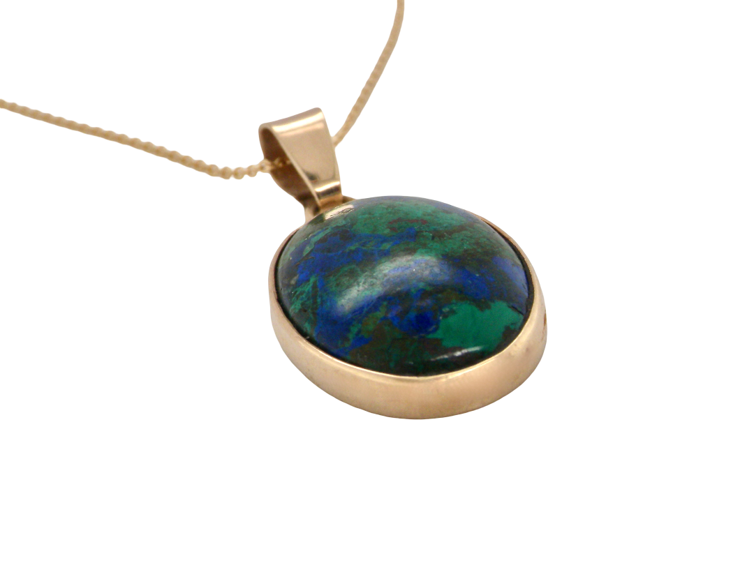 side An interesting pendant set with an azurmalachite semi precious gem stone. Measures 20x15mm. Gold rim edged setting, with a V shaped bale. (tests as 9 carat gold) 